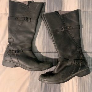 Women’s size 8 Teva boots.